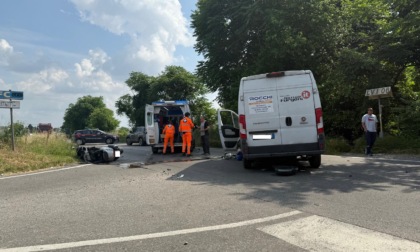 Furgone travolge uno scooter: motociclista in condizioni critiche