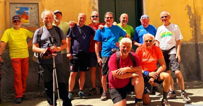 Undici amici e una tradizione: un cammino tutti insieme. Quest’anno tra i paesaggi della Liguria