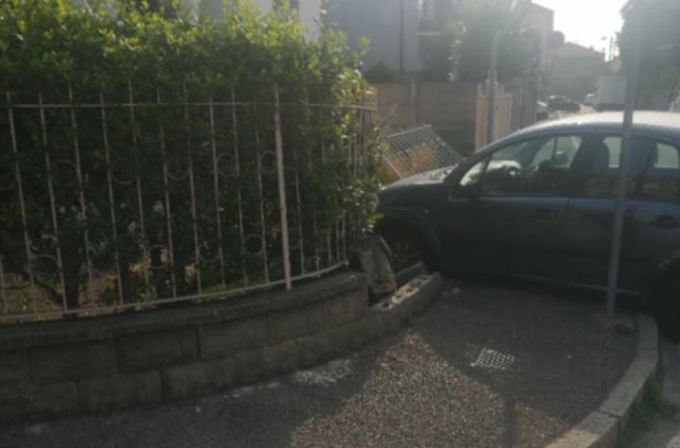 Sfonda con l’auto la cancellata di una abitazione a Cernusco sul Naviglio
