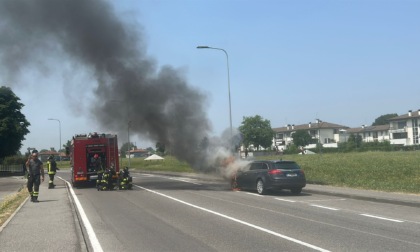 Sente puzza di bruciato e accosta: auto in fiamme a fianco del Municipio