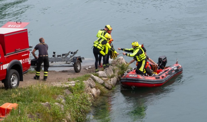 Si tuffa in acqua e non riemerge: disperso un giovane a Cassano d’Adda