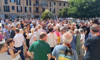 Una folla di persone per l'ultimo saluto al Prestiné di Cernusco sul Naviglio