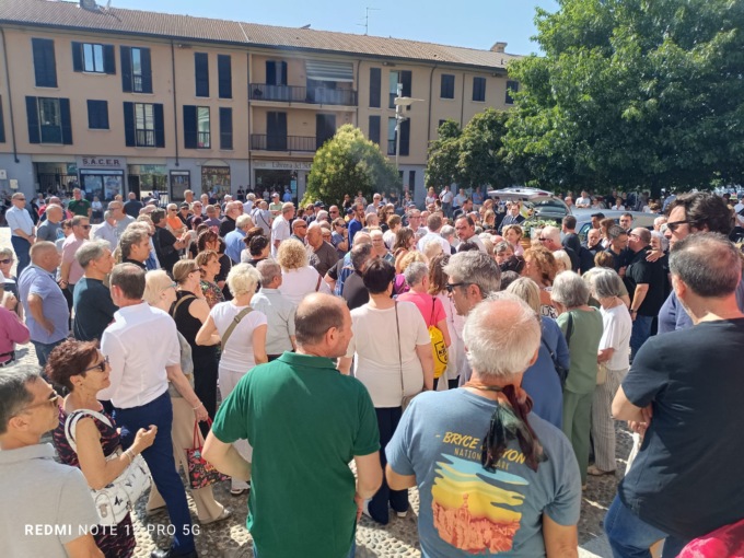 Una folla di persone per l’ultimo saluto al Prestiné di Cernusco sul Naviglio