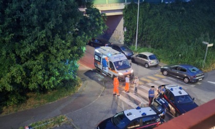 Ubriaca e fuori di sé prende a bottigliate le auto in sosta e colpisce un uomo