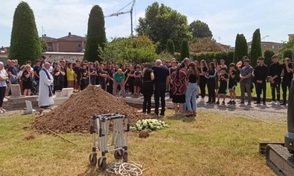 Dolore e lacrime per l'addio a Serghei, il ragazzo annegato nella Muzza
