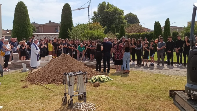 Dolore e lacrime per l’addio a Serghei, il ragazzo annegato nella Muzza