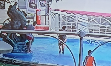 Ragazzini trasformano la fontana della piazza in piscina: scatta la multa per i genitori
