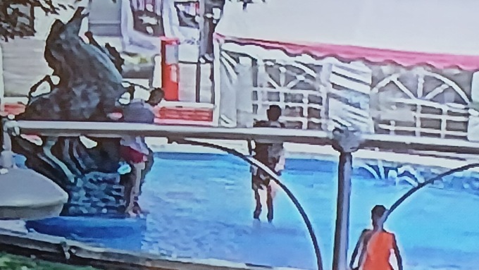 Ragazzini trasformano la fontana della piazza in piscina: scatta la multa per i genitori