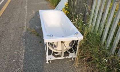 Che vergogna: una vasca da bagno abbandonata sulla pista ciclabile