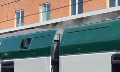Treno fermo in stazione a Pioltello. Fumo e Vigili del fuoco in azione