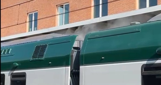 Treno fermo in stazione a Pioltello. Fumo e Vigili del fuoco in azione