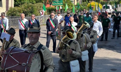 Una sfilata per le strade del Villaggio ha chiuso il campo scuola degli Alpini
