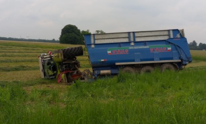 Trattore fuori strada lungo la Sp 104, sul posto ambulanza automedica e Vigili del fuoco