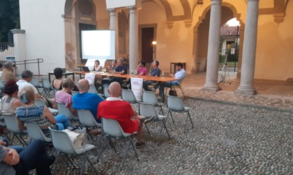 Pgt, incontro nel cortile del Municipio