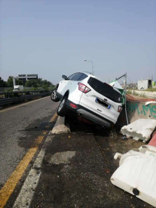 Esce di strada lungo la Rivoltana e finisce all’ospedale