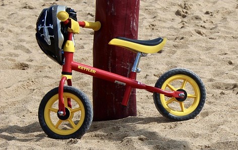 Bimbo di 3 anni su una biciclettina scappa dalla nonna e finisce contro un taxi