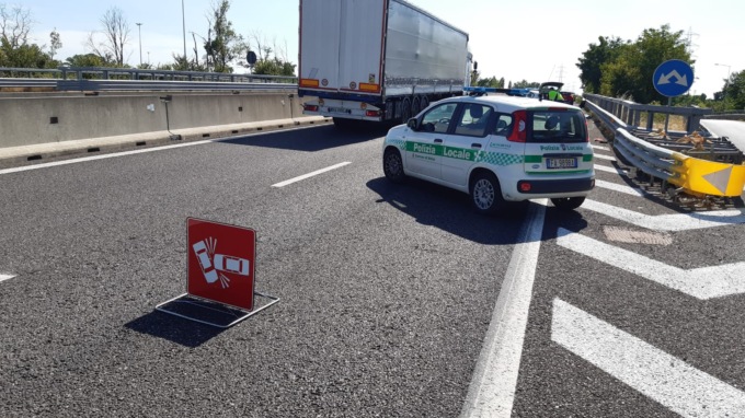 Schianto auto-scooter lungo la Sp 103, 28enne in ospedale