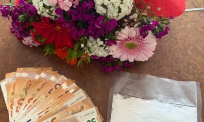 Lo spacciatore "romantico" con la cocaina nascosta in un mazzo di fiori