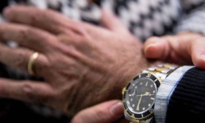 Ladra "gentile" cerca di scippare un orologio da 10mila euro