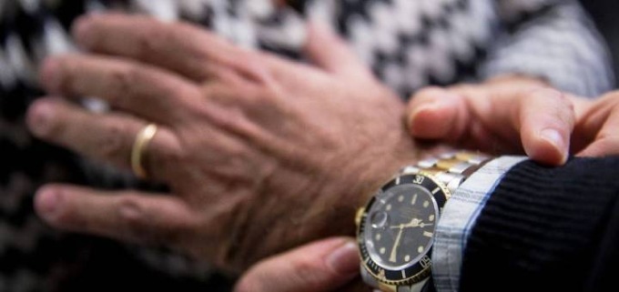 Ladra “gentile” cerca di scippare un orologio da 10mila euro