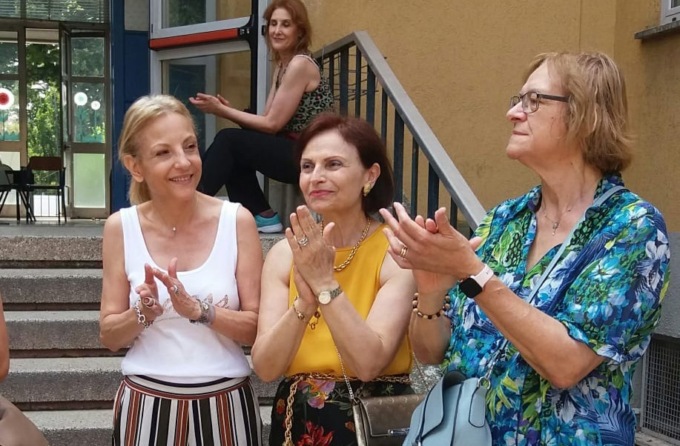Tre maestre in pensione, toccante addio alla Manzoni di Cernusco