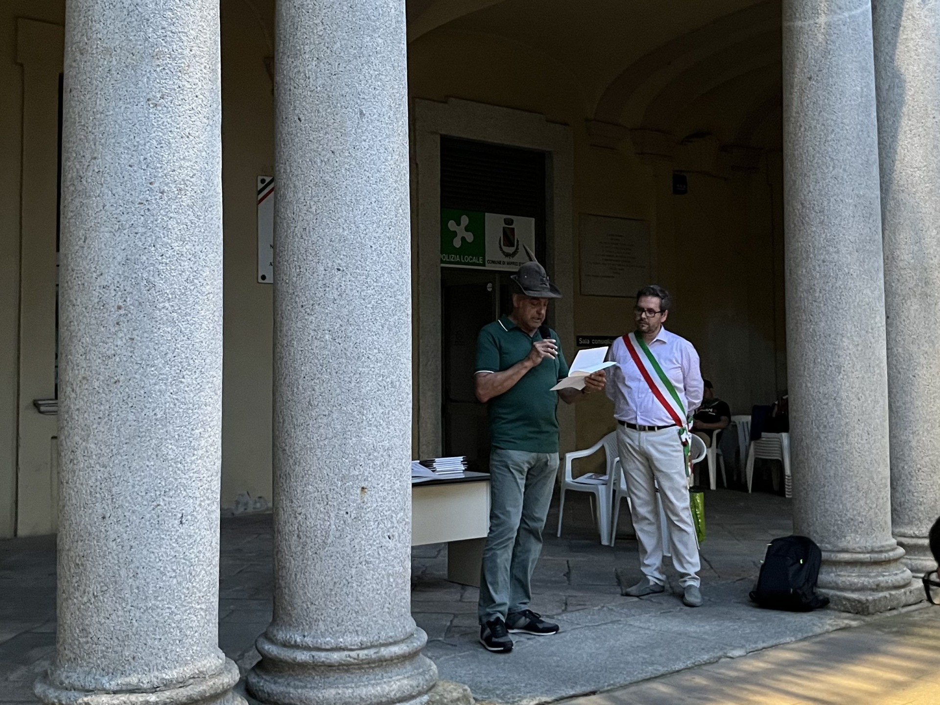 cerimonia costituzione vaprio d'adda, tullio bonetti e sindaco