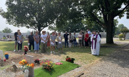 Una lapide per Hanna Herasimchyk nel cimitero di Trecella