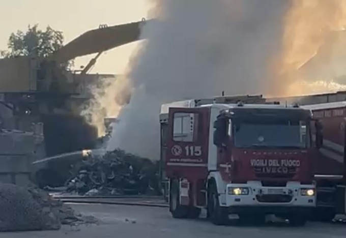 Incendio a Vimodrone, allarme rientrato: “Riaprite le finestre”