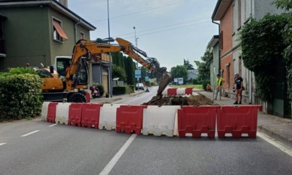 Cedimento sotterraneo della volta del canale: strada chiusa per lavori urgenti