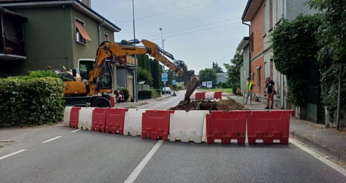 Cedimento sotterraneo della volta del canale: strada chiusa per lavori urgenti