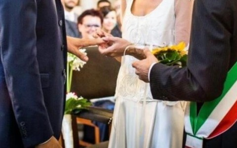 Sposa scappa prima del matrimonio, poi le lacrime: l’assessore blocca le nozze
