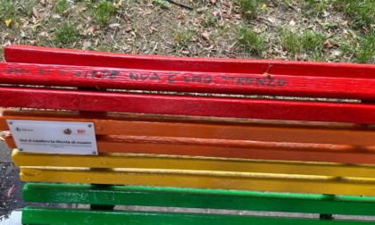 Vandalizzata la panchina arcobaleno per i diritti: "Str...o chi si siede"