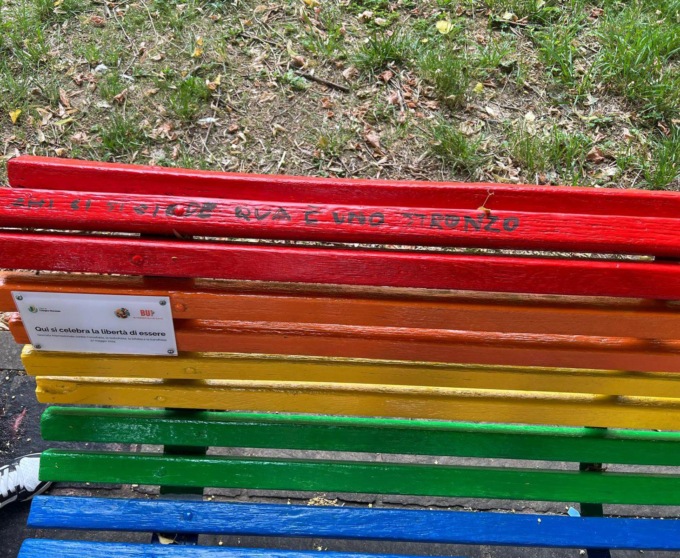 Vandalizzata la panchina arcobaleno per i diritti: “Str…o chi si siede”