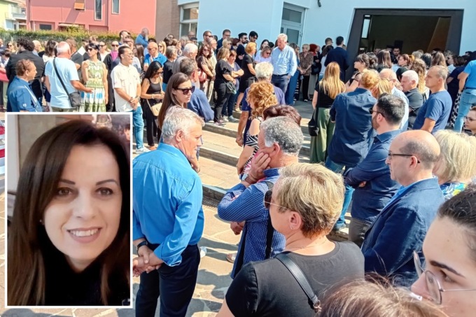 Folla a Seggiano per l’ultimo saluto alla maestra Roberta: “E’ stata una benedizione”