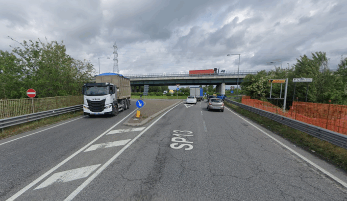 Sp13 chiusa a Melzo per tutta la mattina per la posa del ponte della ciclabile Cambio