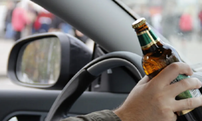 Ubriaco al volante perde il controllo dell’auto e si schianta contro una recinzione