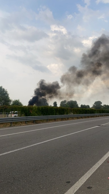 Auto in fiamme lungo la Sp 103, alta colonna di fumo