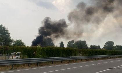 Auto in fiamme lungo la Sp 103, alta colonna di fumo
