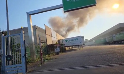 Incendio in un'azienda a Vimodrone: cittadini invitati a tenere le finestre chiuse