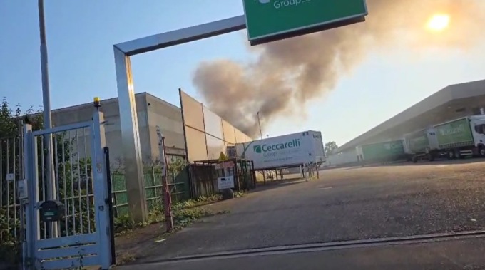 Incendio in un’azienda a Vimodrone: cittadini invitati a tenere le finestre chiuse