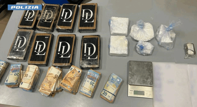 Spacciatore fermato dalla Polizia: in casa aveva 10 chili di cocaina