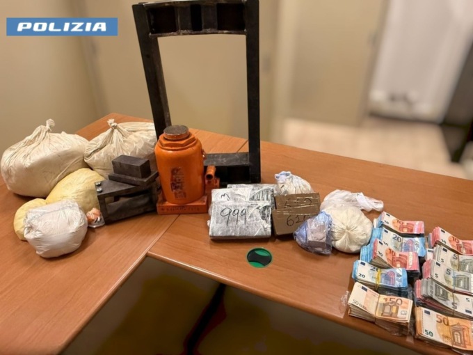 Un laboratorio per preparare la droga in casa: in manette un 49enne