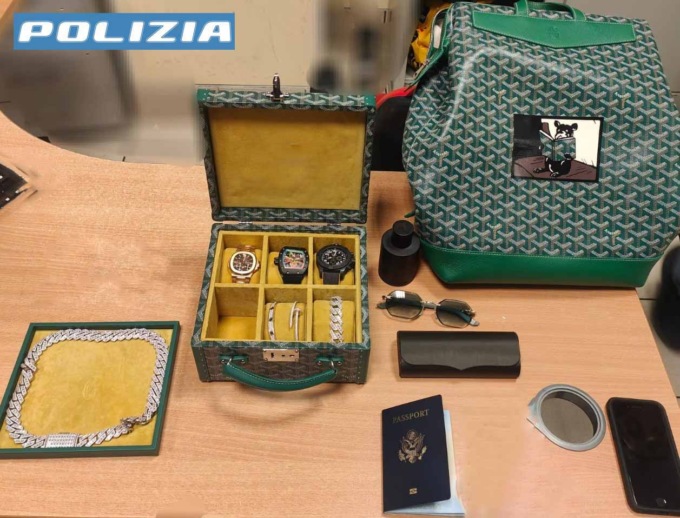 Rubano uno zaino e lo nascondono in un trolley: dentro refurtiva per un milione e mezzo di euro
