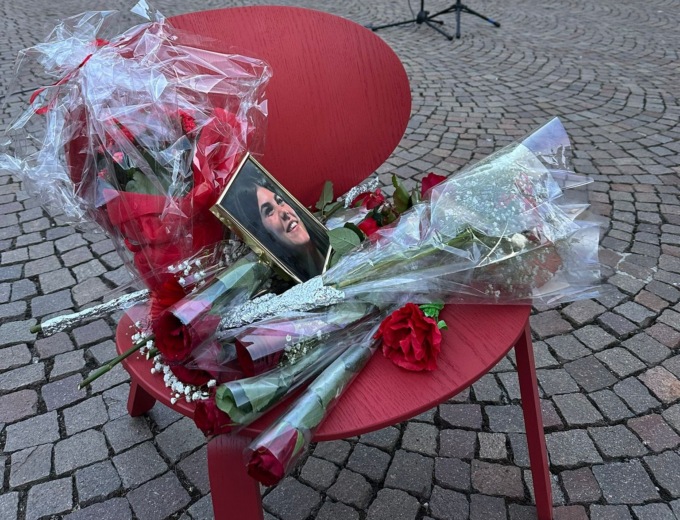 L’ultima alba di Sofia: lettere, fiori e silenzio due anni dopo il femminicidio