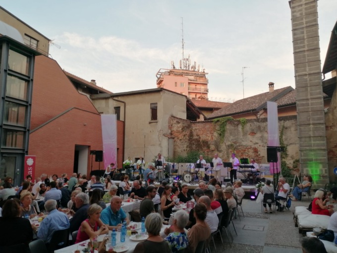 La sfilata di Caritas dona una seconda vita agli abiti e aiuta a fare del bene