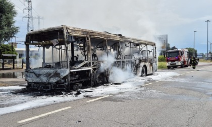 Incendio distrugge autobus di linea: mobilitazione dei soccorsi