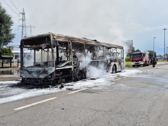 Incendio distrugge autobus di linea: mobilitazione dei soccorsi
