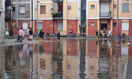 Emergenza maltempo: scoperchiato un tetto, allagata la piazza e una decina di alberi caduti sulle auto
