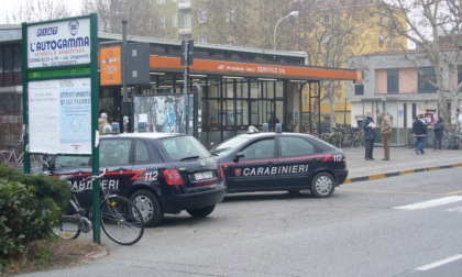 Rapinano un carabiniere e scappano in metro: i militari li arrestano alla stazione successiva