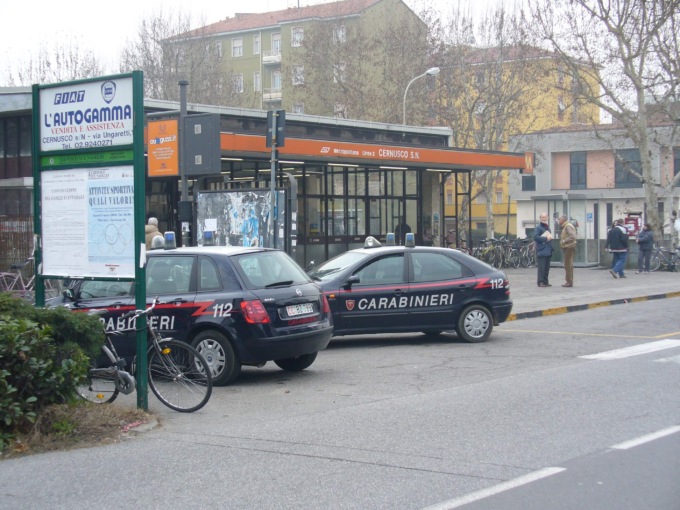 Rapinano un carabiniere e scappano in metro: i militari li arrestano alla stazione successiva